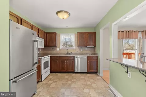 Kitchen - 554 Cardinal Dr, Pasadena, MD 21122 photo 2 of 6