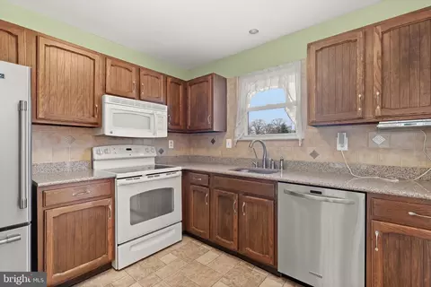 Kitchen - 554 Cardinal Dr, Pasadena, MD 21122 photo 6 of 6