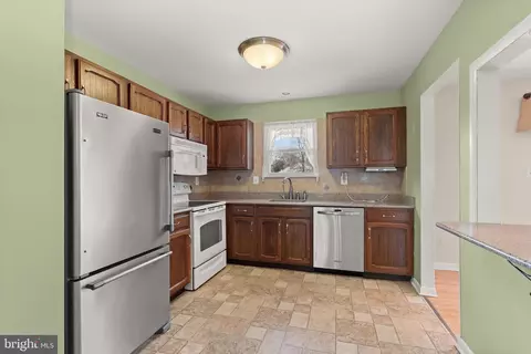 Kitchen - 554 Cardinal Dr, Pasadena, MD 21122 photo 3 of 6
