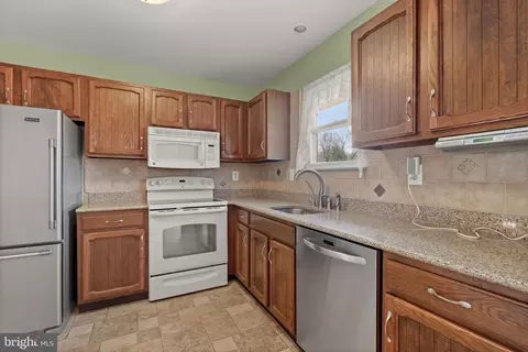 Kitchen - 554 Cardinal Dr, Pasadena, MD 21122 photo 4 of 6
