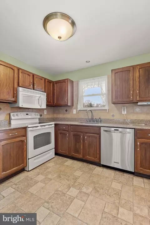 Kitchen - 554 Cardinal Dr, Pasadena, MD 21122 photo 5 of 6