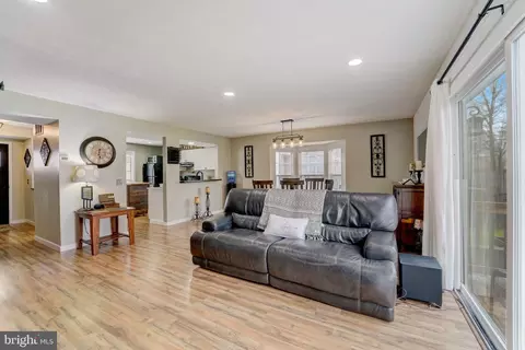 Living - 3531 Brickwall Ln, Pasadena, MD 21122 photo 2 of 3