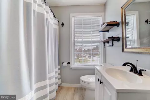 Bath - 3531 Brickwall Ln, Pasadena, MD 21122 photo 2 of 3