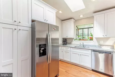 Kitchen - 560 Dowitcher Ct, Pasadena, MD 21122 photo 2 of 2
