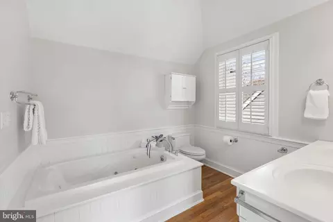Bath - 131 S Homeland Ave, Annapolis, MD 21401 photo 2 of 4