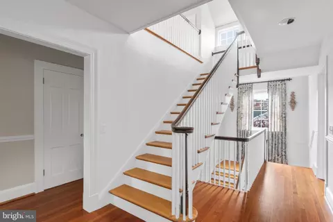 Entry Way - 8 N Acton Pl, Annapolis, MD 21401 photo 7 of 14