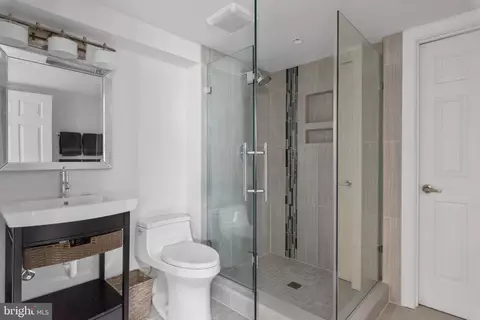 Bath - 8 N Acton Pl, Annapolis, MD 21401 photo 4 of 4