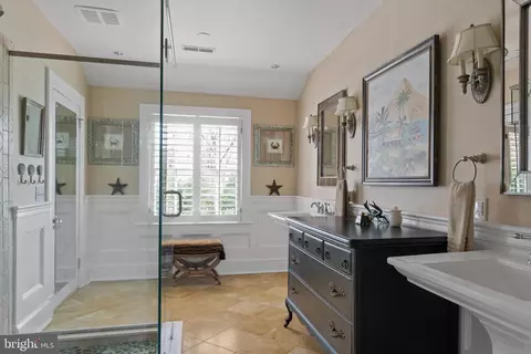 Bath - 8 N Acton Pl, Annapolis, MD 21401 photo 2 of 4