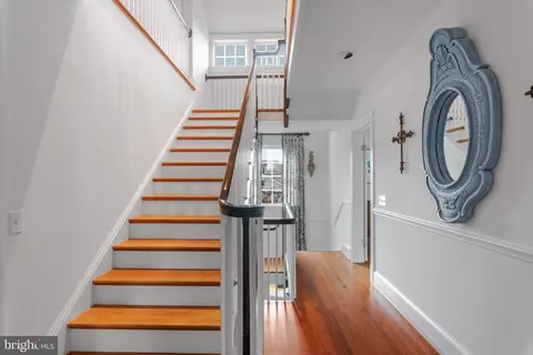 Entry Way - 8 N Acton Pl, Annapolis, MD 21401 photo 6 of 14