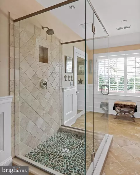 Bath - 8 N Acton Pl, Annapolis, MD 21401 photo 3 of 4