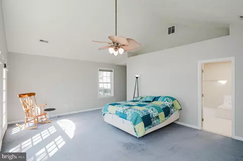 Bedroom - 7618 Beach Dr, Pasadena, MD 21122 photo 2 of 7