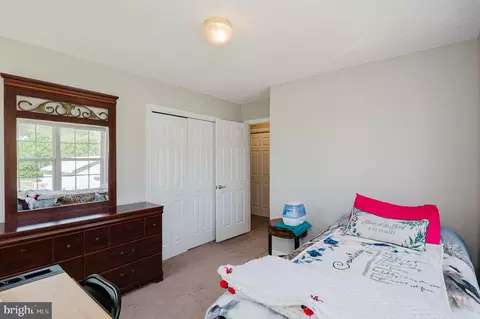 Bedroom - 7618 Beach Dr, Pasadena, MD 21122 photo 5 of 7