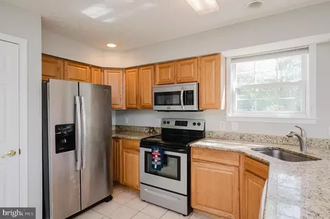 Kitchen - 7618 Beach Dr, Pasadena, MD 21122 photo 4 of 5