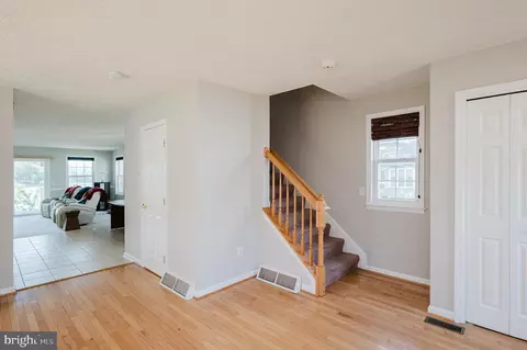 Entry Way - 7618 Beach Dr, Pasadena, MD 21122 photo 3 of 8