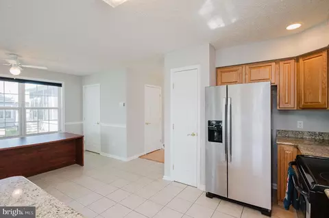 Entry Way - 7618 Beach Dr, Pasadena, MD 21122 photo 7 of 8