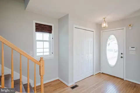 Entry Way - 7618 Beach Dr, Pasadena, MD 21122 photo 1 of 8