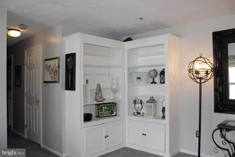 Living - 861 Deering Rd #9G, Pasadena, MD 21122 photo 2 of 4