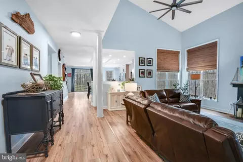 Entry Way - 611 Havenhill Rd, Edgewater, MD 21037 photo 4 of 5