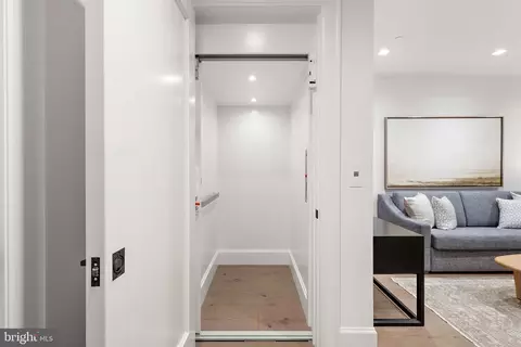 Entry Way - 279 State St, Annapolis, MD 21403 photo 1 of 3