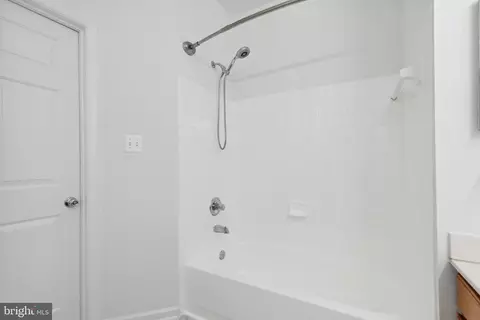 Bath - 1606 Fallowfield Ct, Crofton, MD 21114 photo 4 of 5
