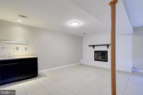 Living - 1410 Pennington Ct, Edgewater, MD 21037 photo 6 of 7