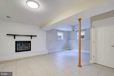Living - 1410 Pennington Ct, Edgewater, MD 21037 photo 5 of 7