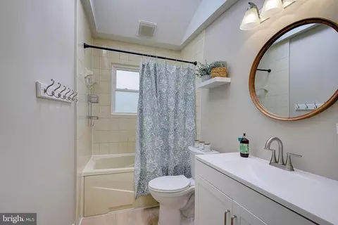Bath - 1410 Pennington Ct, Edgewater, MD 21037 photo 2 of 3