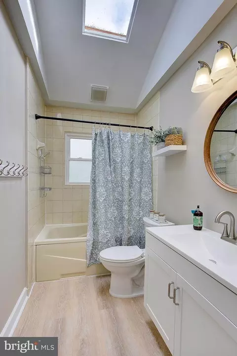 Bath - 1410 Pennington Ct, Edgewater, MD 21037 photo 1 of 3