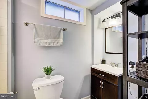 Bath - 1410 Pennington Ct, Edgewater, MD 21037 photo 3 of 3