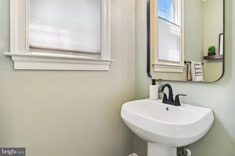 Bath - 4 B Constitution Ave, Annapolis, MD 21401 photo 1 of 6