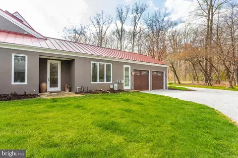 Exterior - 4149 Shoreham Beach Rd, Edgewater, MD 21037 photo 11 of 14