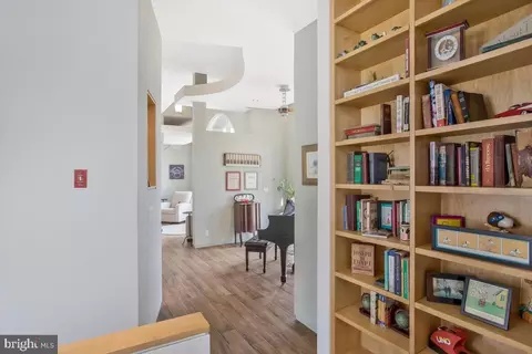 Entry Way - 4149 Shoreham Beach Rd, Edgewater, MD 21037 photo 1 of 2