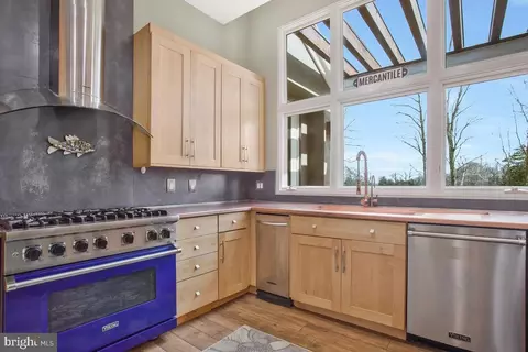 Kitchen - 4149 Shoreham Beach Rd, Edgewater, MD 21037 photo 3 of 5