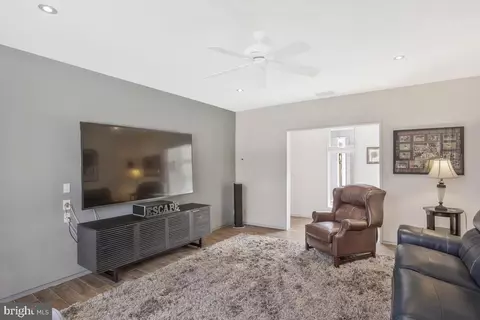 Living - 4149 Shoreham Beach Rd, Edgewater, MD 21037 photo 6 of 8