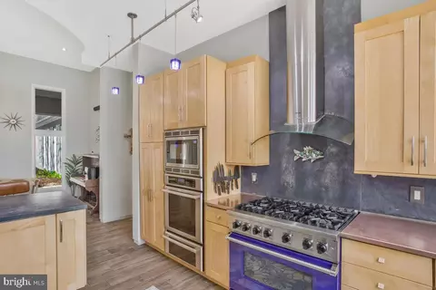 Kitchen - 4149 Shoreham Beach Rd, Edgewater, MD 21037 photo 4 of 5