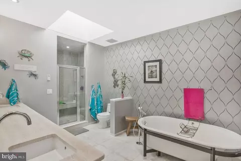 Bath - 4149 Shoreham Beach Rd, Edgewater, MD 21037 photo 2 of 6