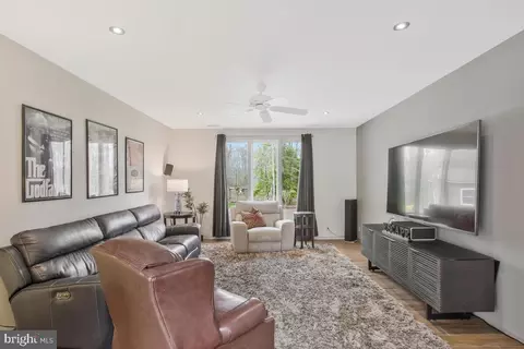 Living - 4149 Shoreham Beach Rd, Edgewater, MD 21037 photo 5 of 8