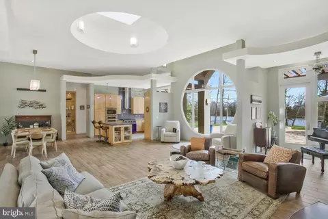 Living - 4149 Shoreham Beach Rd, Edgewater, MD 21037 photo 1 of 8