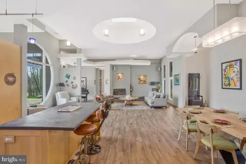 Living - 4149 Shoreham Beach Rd, Edgewater, MD 21037 photo 2 of 8