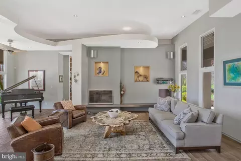 Living - 4149 Shoreham Beach Rd, Edgewater, MD 21037 photo 3 of 8