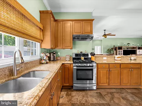 Kitchen - 8124 Riverside Dr, Pasadena, MD 21122 photo 5 of 10