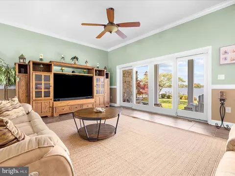 Living - 8124 Riverside Dr, Pasadena, MD 21122 photo 5 of 10