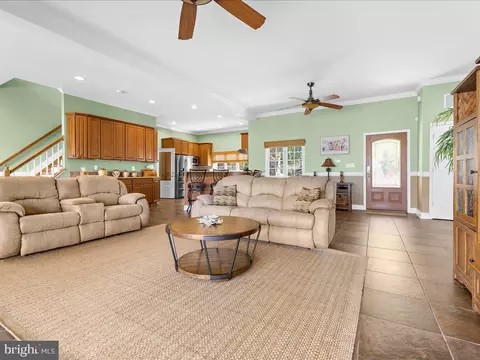 Living - 8124 Riverside Dr, Pasadena, MD 21122 photo 6 of 10
