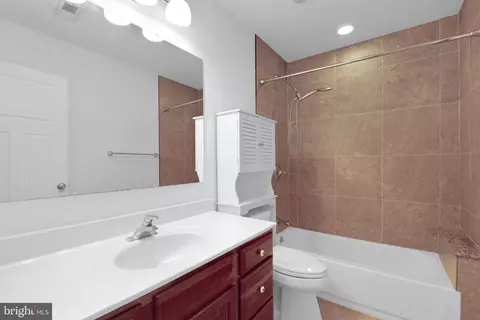 Bath - 452 Maple Leaf Dr, Edgewater, MD 21037 photo 2 of 3