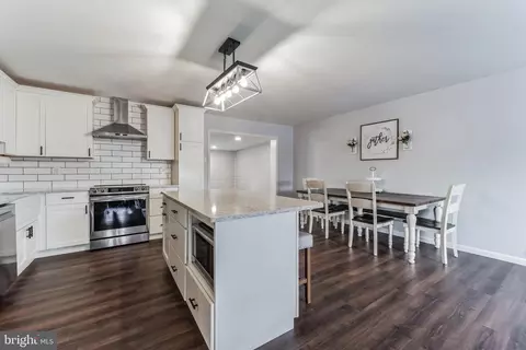 Kitchen - 1060 Vena Ln, Pasadena, MD 21122 photo 3 of 4