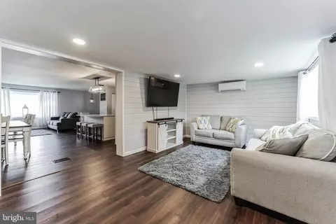 Living - 1060 Vena Ln, Pasadena, MD 21122 photo 3 of 7