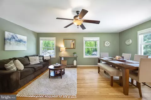 Living - 1185 Wright Ave, Arnold, MD 21012 photo 4 of 9