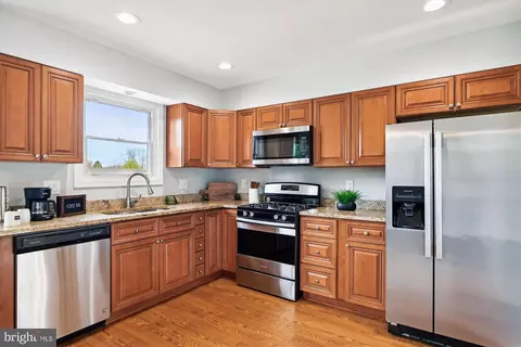 Kitchen - 224 Lake Rd, Pasadena, MD 21122 photo 4 of 5