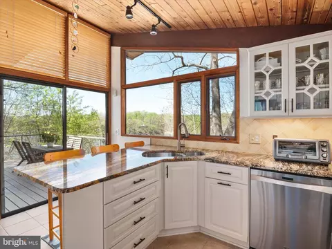 Kitchen - 371 Broadview Ln, Annapolis, MD 21401 photo 3 of 6