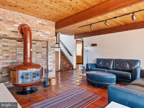 Living - 371 Broadview Ln, Annapolis, MD 21401 photo 5 of 5